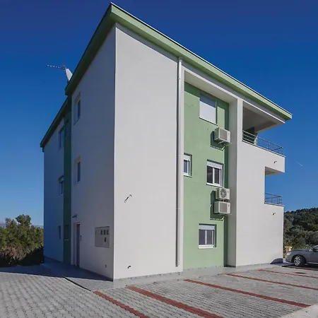 Two-bedroom Saldun With Sea View 08 * Traù
