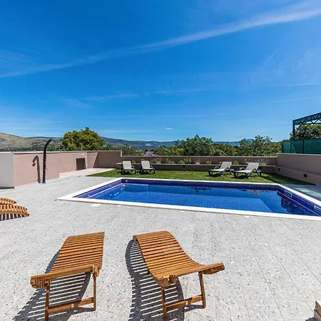 Two-bedroom Saldun With Sea View 08 アパート トロギール